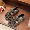 Novos sapatos femininos de inverno com sola macia e pelo, sapatos femininos de algodão com estampa de leopardo, chinelos da moda 2026, elegantes de lã de cordeiro