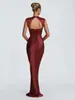 Vestido longo sem mangas com decote redondo, costas vazadas, amarração na cintura, caimento justo ao corpo, barra em cauda de peixe, elegante vestido de noite