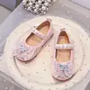 Zapatos Pequeños de Cuero de Moda de Color Liso para Niñas 2026 Otoño Primavera Nuevo Estilo Mariposa con Pedrería Perla Princesa Zapatos de Cuero Individuales
