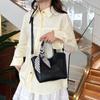 Bolsa Balde Portátil Estilo Coreano 2025 Nova Bolsa Transversal de Ombro Elegante de Alta Qualidade para Mulheres Bolsa Tote Simples e Moderna