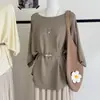 Moda Coreana Versátil Tops de Verão Rejuvenescedores Tricô Solto Estilo Preguiçoso Novo Modelo Feminino com Cinto Elegante Emagrecedor