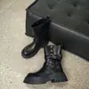 Botas de Motocicleta Metal Rivet Retrô de Cano Médio para Mulheres Bico Redondo Solado Grosso Botas de Puxar Estilo Doce Cool Afinando as Panturrilhas Outono Inverno Sapatos Femininos