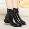 Botas de Cano Curto com Salto Grosso Outono/Inverno Pretas Com Pelúcia Quente Bico Redondo Botas Elegantes Versátil Zíper Lateral Botas da Moda Tendência Estilosa