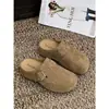 Novas Chinelas Birkenstock de Solado Grosso para Outono 2026, com Camurça de Vaca, Aumento Interno de Altura, Bico Fechado, de Calçar e Fivela, Estilo Casual