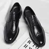 Transfronteiriça Plus Size 48 Brogue Bico Fino Britânico Sapatos Masculinos Formais de Couro Outono Novo Estiloso Sapatos Masculinos de Cano Baixo