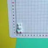 Coelho Fofo Sentado de Desenho Animado Usando Cachecol Resina DIY Capa de Celular Elástico de Cabelo Acessório de Cabelo Fivela de Sapato Material Acessórios Atacado
