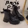 Botas femininas estilo inglês Martin, nova coleção outono/inverno 2026, botinhas de tornozelo, design retrô, sola grossa, salto grosso e couro brilhante