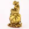 Estátua de Macaco Ruyi de Latão Apresentando Pêssego da Longevidade, Simbolizando Sorte e Longevidade, Ornamento Decorativo de Latão para Casa