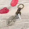 Pingente Decorativo de Folha de Bronze Vazada Criativo e Único para Chaveiro de Carro Masculino, Acessório Versátil de Couro Trançado
