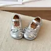 Zapatos Pequeños de Piel para Niñas 2026 Primavera/Otoño Nuevo Estilo Versión Coreana Zapatos de Princesa con Lazo Versátiles Suela Suave Zapatos Casuales Individuales Mocasines