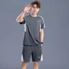 Venta al por mayor de fábrica Ropa de fitness de verano para hombre Traje de correr Seda de hielo Delgado Secado rápido Ropa de manga corta Pantalones cortos Conjunto deportivo