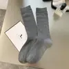 Calcetines para Mujer de Color Sólido de Longitud Media Calcetines para Primavera y Otoño Apilados Estilo Miu Calcetines Grises con Zapatos Pequeños de Cuero de Algodón de Longitud Media