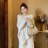 Estilo suave y elegante, conjunto de punto con cuentas florales tridimensionales, nuevo conjunto de dos piezas de suéter de un hombro para otoño e invierno