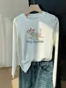 Camiseta de manga larga de nicho, de alta gama, con dobladillo curvo, moderna y elegante, efecto adelgazante, top base para el otoño de 2026