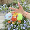 Lindo colgante de pato de peluche, adorable charm para bolso de niña, llavero, pequeño regalo para estudiantes de preescolar, juguete para venta ambulante