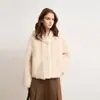 Casaco Feminino Curto de Inverno 2026 com Capuz, Botões de Chifre, Pelo de Ovelha e Gola Grande de Pelo, Estilo Doce e Elegante