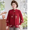 Nuevo atuendo de otoño estilo chino para madres: Un conjunto de dos piezas que incluye un cárdigan de punto con cuello alto, diseñado para mujeres de mediana edad y mayores, que ofrece un look elegante y estiloso con una estética china tradicional para primavera y otoño