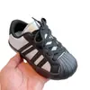 Zapatillas deportivas para niñas con puntera reforzada anti-patadas, nueva colección otoño 2026, calzado deportivo casual ligero versátil para niños y estudiantes