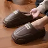 Nuevas pantuflas de algodón para hombre, invierno 2026, talla grande, para uso en interiores, antideslizantes, cálidas y con suela gruesa forrada de felpa.