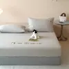 Serie de bordado de toalla de sábana de cama de dibujos animados cepillada, colcha de cobertura total universal para todas las estaciones, juego de protectores de colchón 100% algodón, juego de tres piezas