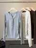 Camiseta de mujer gris de manga larga con cuello medio abierto, nuevo estilo de principios de otoño, cintura fruncida, corte ajustado, camiseta básica adelgazante, top interior