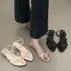 Sandálias romanas retrô de tiras cruzadas estilo coreano para mulheres, adequadas para uso ao ar livre, novo modelo de verão 2026, combinadas com saias, chinelos de bico fino com salto baixo