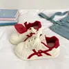 Tênis brancos forrados com fleece para o inverno para mulheres, sapatos casuais quentes forrados com algodão, novo estilo 2026, sapatos atléticos de algodão versáteis e modernos com sola plana