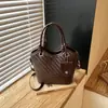 Bolso tejido con patrón único para mujer, nuevo y moderno bolso de hombro de lujo ligero para el verano 2026, bolso cruzado tipo cubo para el trabajo