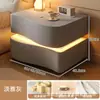 Mesita de noche inteligente estilo crema con cajones de madera maciza envueltos en cuero y luz con sensor, un pequeño mueble de almacenamiento para el dormitorio