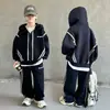 Conjunto casual estiloso de moda de rua para meninos para primavera e outono, moletom com zíper e capuz listrado geométrico para crianças mais velhas