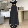 Foto real de la falda de línea A holgada de longitud media con bajo ancho y cinturón, diseño adelgazante, versión coreana, otoño/invierno 2026