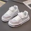 Sapatos Infantis Tênis de Skate Infantil Verão 2025 Malha Única Respirável Novo Estilo Sapatos Infantis Tênis para Meninos e Meninas Malha Branca