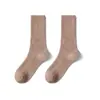 Nuevos calcetines altos de color liso para mujer de otoño e invierno, calcetines apilables, calcetines de moda hasta la pantorrilla, calcetines de estilo japonés para pareja, venta al por mayor desde el fabricante