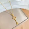 Colar de aço titânio estilo coreano com pingente de trevo para mulheres, primorosamente cravejado com zircônia, corrente super brilhante para clavícula, acessório estiloso