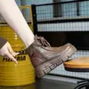 Botas Martin femininas de couro macio com forro de fleece, botas curtas, novo estilo outono/inverno 2026, sapatos de sola grossa que aumentam a altura para mulheres baixinhas, botas de cano alto de algodão