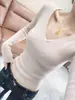 Tricô Branco Macio Grudante Gola V Manga Longa para Mulheres Outono 2026 Novo Estilo Emagrecedor Camada Base Top Tendência
