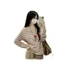 Camiseta larga a rayas de estilo coreano, dulce y juvenil, con hombros descubiertos para mujer, top casual de otoño holgado con un toque sutil de estilo ins