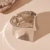 Pulsera Geométrica Cuadrada de Metal Europea y Americana con Forma de Ola Retorcida Pulsera de Personalidad Temperamental Joyería de Lujo Ligero de Alta Gama Transfronteriza