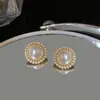 Pendientes de perlas redondas estilo Chanel para mujer, estilo nicho, de alta gama, retro, sencillos, estilo Hong Kong, accesorios para las orejas, 2023