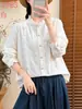 Nueva ropa de otoño para mujer 2026: camisa bordada con volantes, blusa casual artística y juvenil con cuello alto