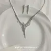 Conjunto de Brincos e Colar Europeu e Americano Novo Estilo Totalmente Cravejado para Mulheres, Acessórios de Banquete e Noiva da Moda, Acessórios Versáteis Elegantes Personalizados para Mulheres