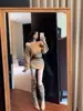 [Veludo Ártico Lavado] Vestido de tricô cáqui ombro a ombro, vestido curto suéter feminino slim fit, puro e sedutor, acinturado, que realça o quadril