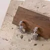 Pendientes Minimalistas Únicos y Sofisticados con un Diseño Sencillo y Versátil que Presentan Perlas de Saturno