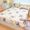 Juego de tres piezas de sábana de terciopelo de leche engrosada de dibujos animados, cálido, lavable a máquina, resistente a la suciedad, a prueba de polvo, protector de colchón de cobertura total