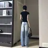 Camiseta feminina estilo coreano com color-blocking, gola redonda, falsa peça dupla, manga curta, novo modelo verão 2026, corte justo, valoriza a silhueta, top versátil