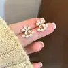 Brincos de borla com flores coloridas super etéreos, brincos stud e argolas doces de nicho de alta qualidade, brincos exagerados estilo férias