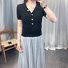 Camiseta Feminina de Tricô Fio de Gelo com Decote V e Borda Ondulada Fina, Manga Curta, Recortes Listrados, Roupa Feminina Nova de Verão 24 em Preto e Branco