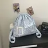 2026 Nova Mochila de Ombro Duplo com Cordão Estilo Menina Pingente de Pelúcia Mochila Leve Mochila de Armazenamento para Estudante