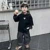 Conjunto de sudadera de franela a cuadros para niños, otoño e invierno, nuevo estilo 2026, fresco y elegante, conjunto deportivo de dos piezas para otoño para bebés