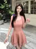 Elegante vestido de punto estilo francés con mangas tres cuartos para mujer, con paneles transparentes, cintura ceñida, efecto adelgazante y falda corta abullonada.